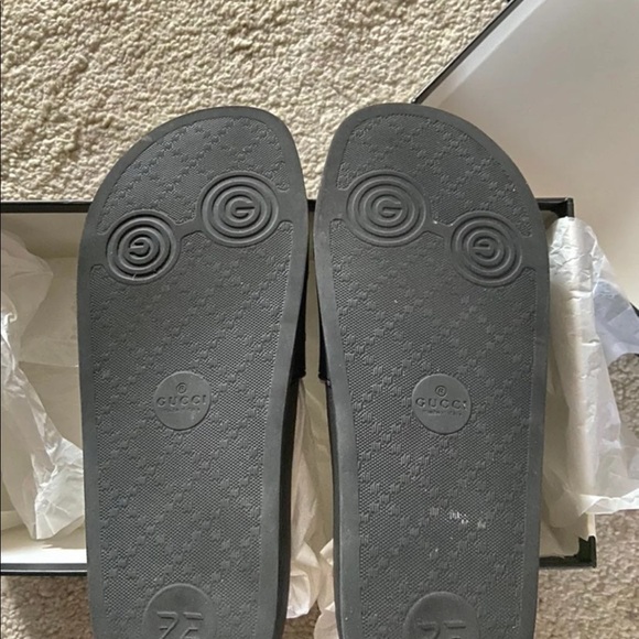 Women’s black rubber st gucci print sandal - Picture 5 of 6